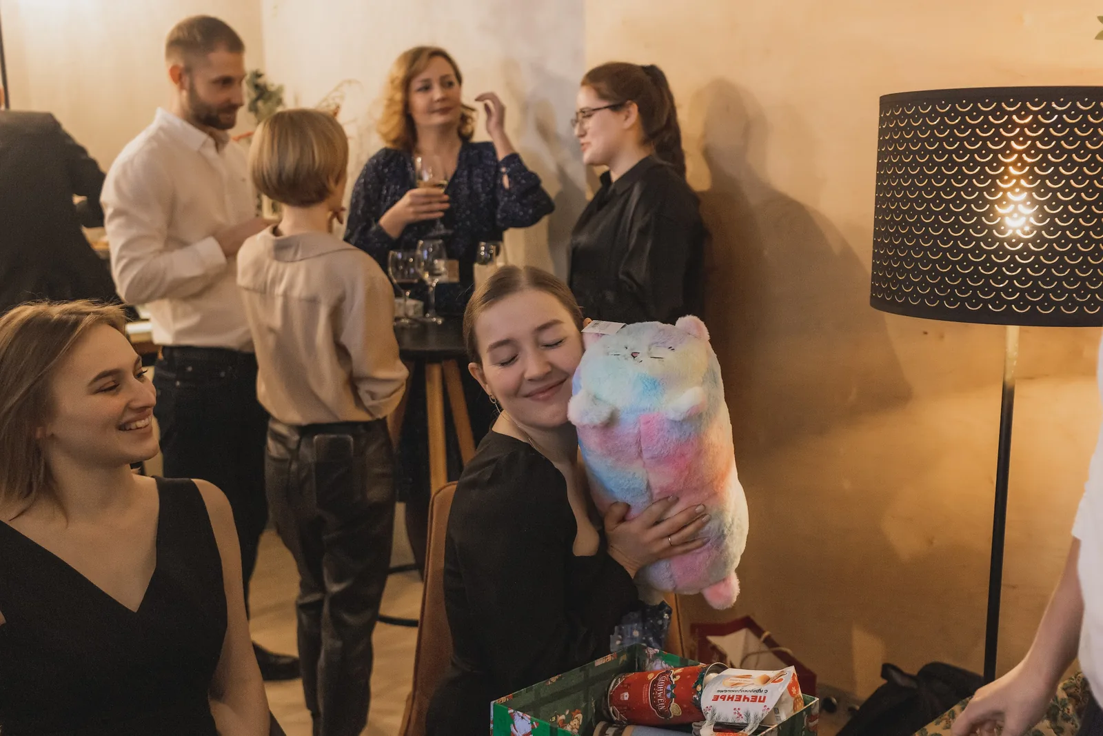 Гостья с подарком на корпоративе в лофте «Витрина»